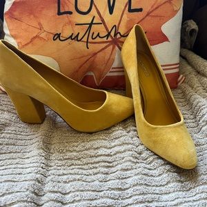 ANTONIO MELANI size 8.5 genuine leather mustard colored pumps